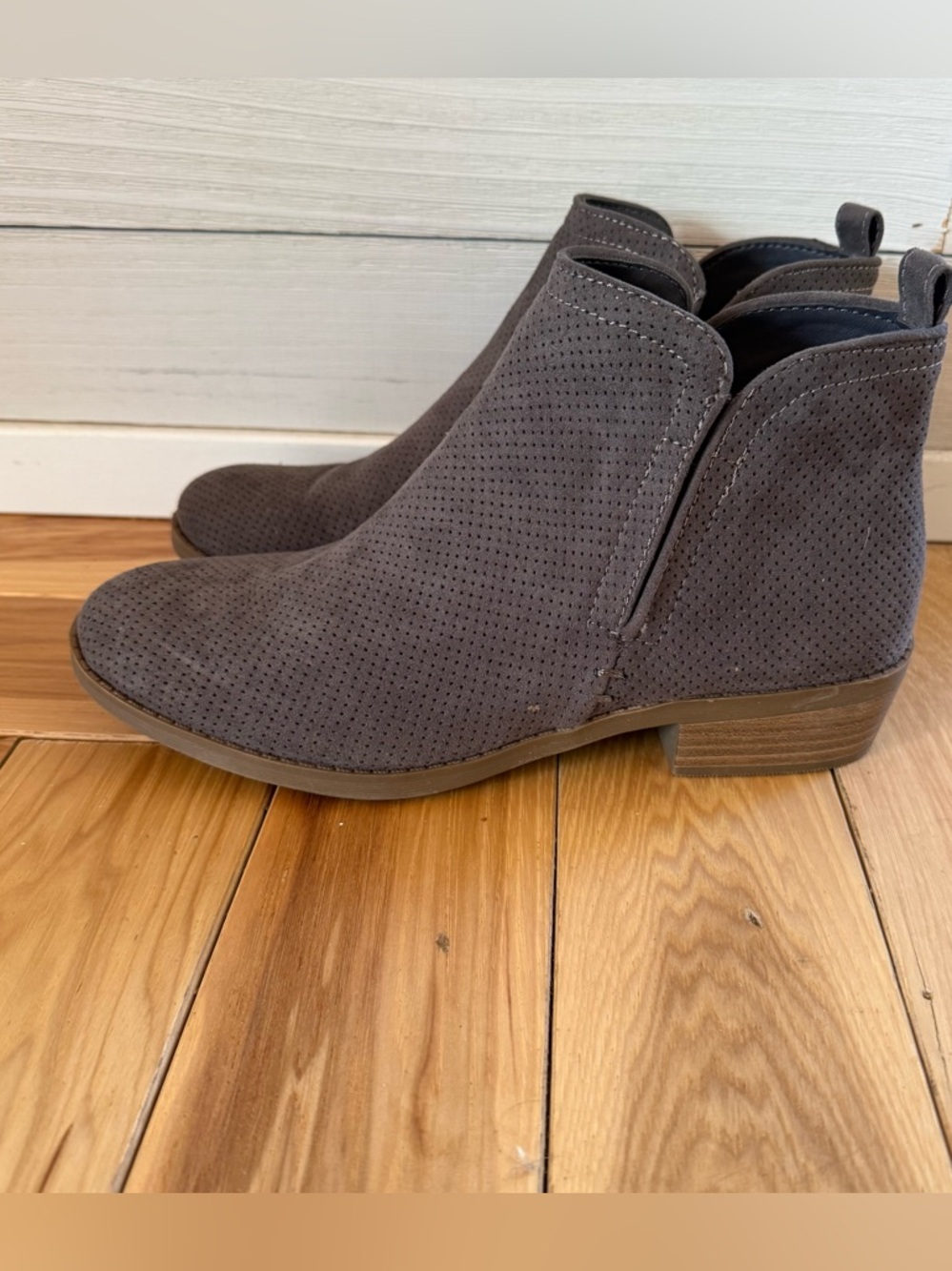 Universal Thread Shoes - Picture 3 of 7